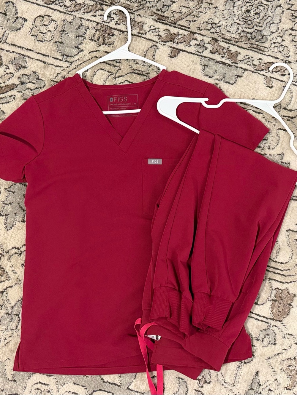 Brand new FIGS Women's Scrub Set in Cranberry XS top/ XSP joggers
